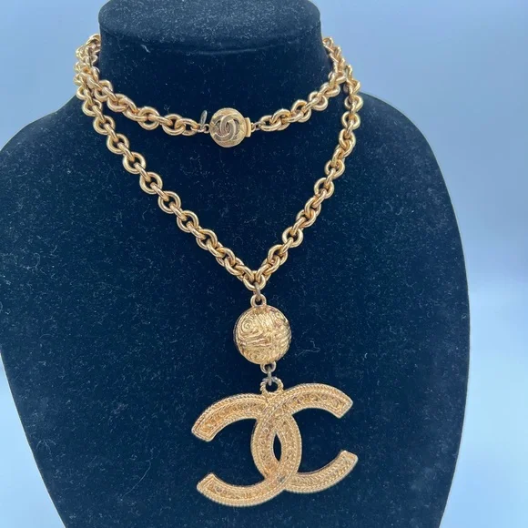 Chanel 24k gold plated vintage large CC logo necklace ❤️ - Picture 4 of 7